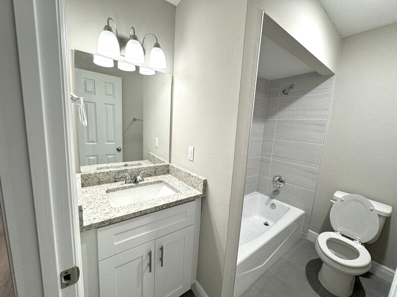 Building Photo - 6054 Amberly Ct