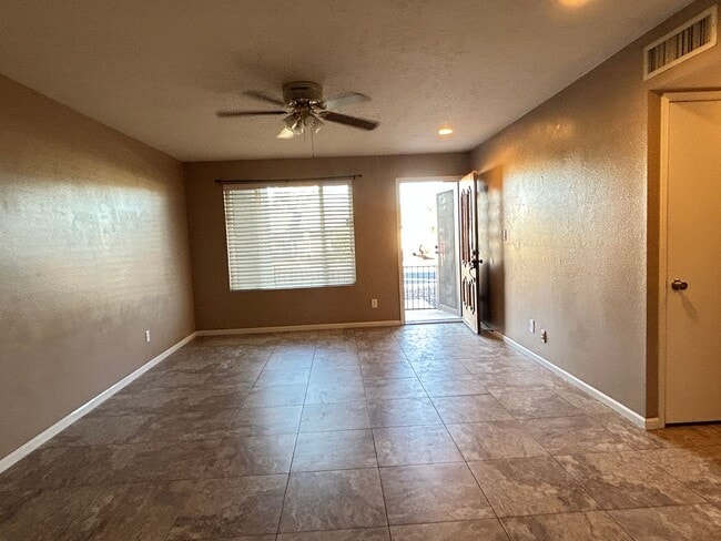 Building Photo - Stunning 3 Bedroom 2 Bath