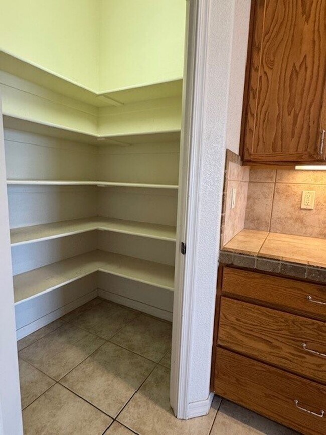 Building Photo - 3 Bedroom Exec Home Bullhead Parkway close...