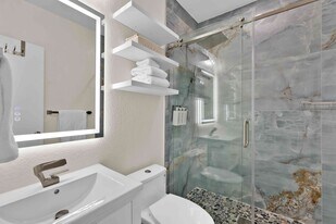 Building Photo - 111 E Hibiscus St