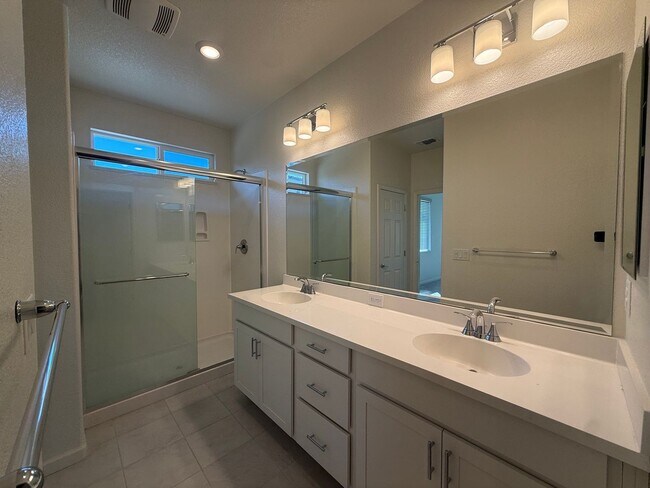 Building Photo - 2081 Fuchsia Dr