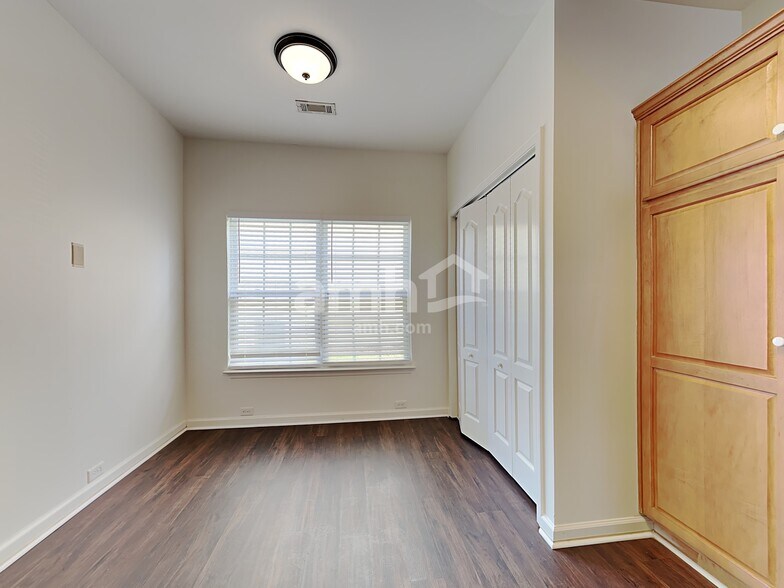 Building Photo - 127 Mercer Dr