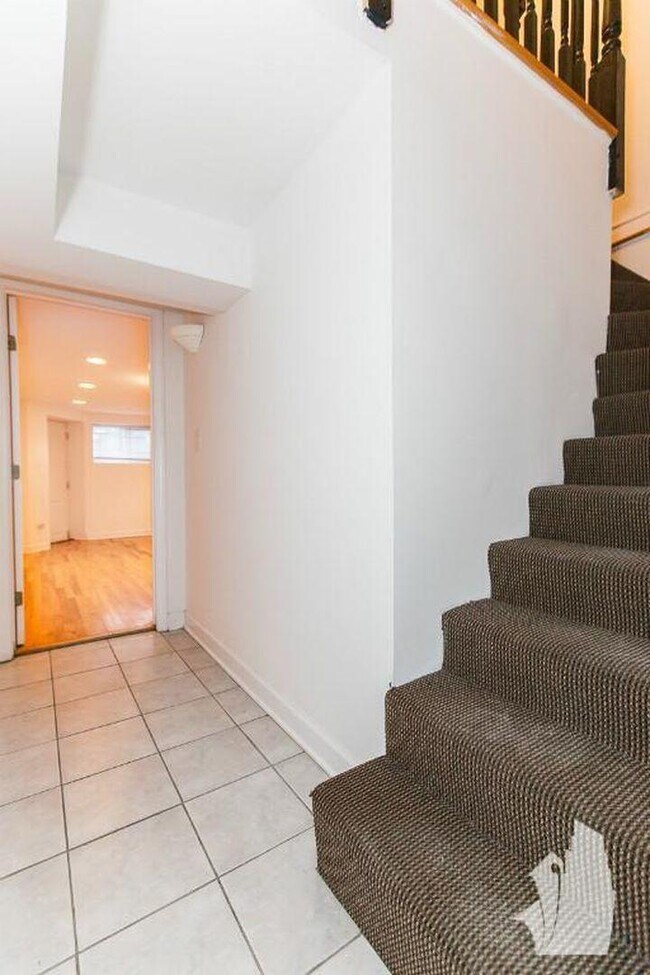Building Photo - 4 bedroom in Chicago IL 60613