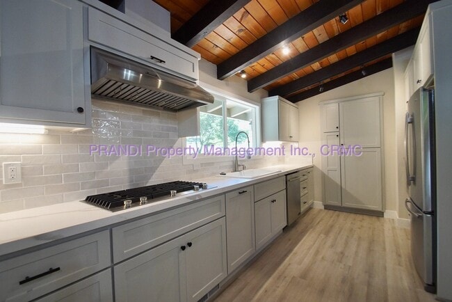 Building Photo - Beautifully Remodeled Corte Madera Home!