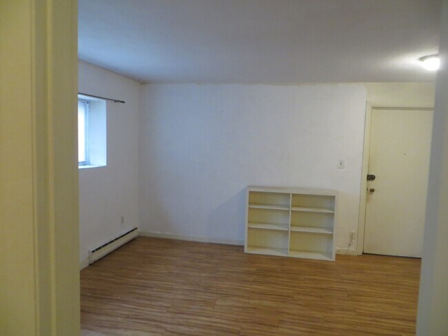 Building Photo - 200 Kelton St