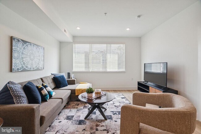 Building Photo - 1419 W Grange Ave