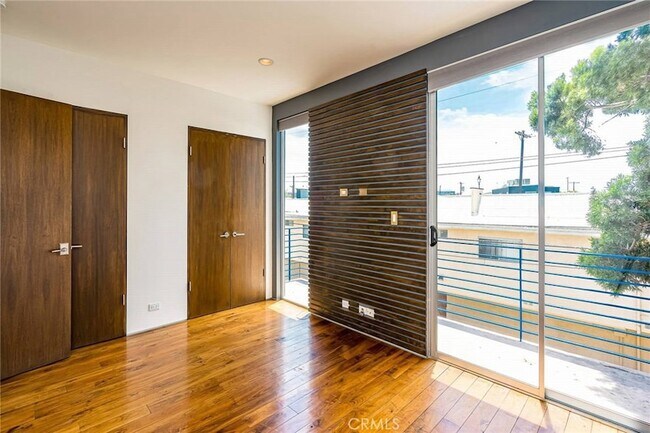 Building Photo - 414 Venice Way