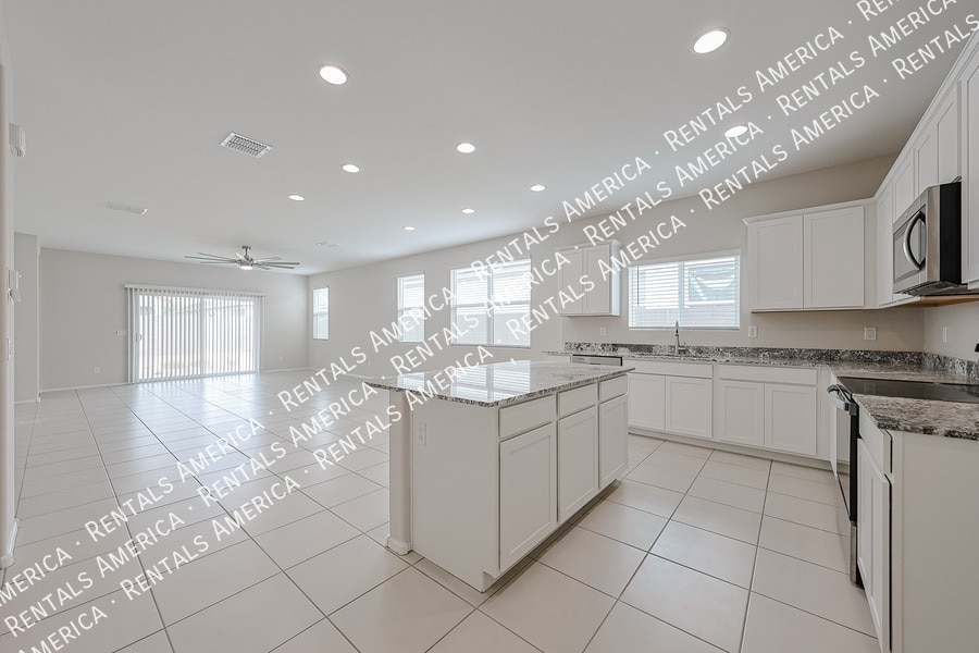 Building Photo - 10338 W Wier Ave