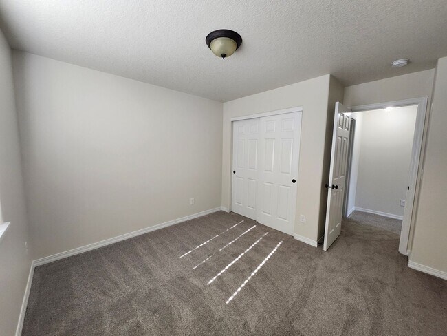 Building Photo - $700 Move-in Special! Beautiful South Richland 3 bed, 2.5 ba + Bonus Room