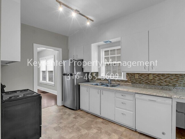 Building Photo - Charming 2 bedroom 1 bath Craftsman Duplex