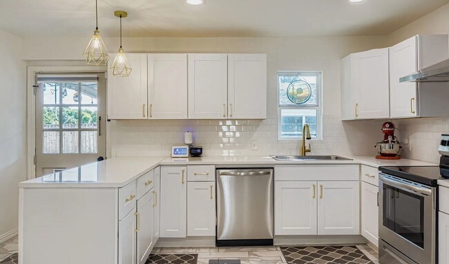 Building Photo - Updated Garland Home