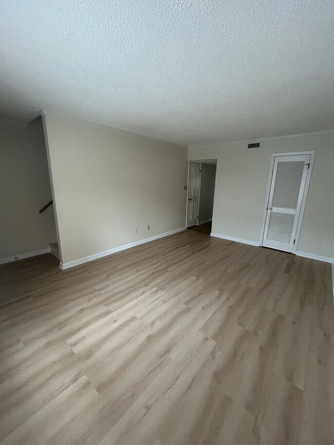 Building Photo - Convenient & Cozy 2BR Townhome Off Hwy 127