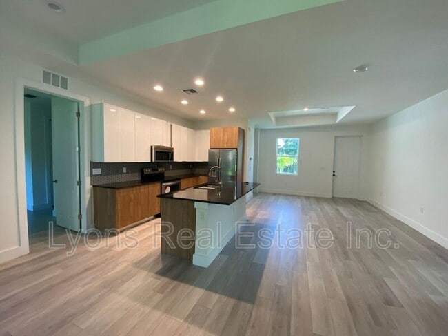 Building Photo - 2635 Starview Ave