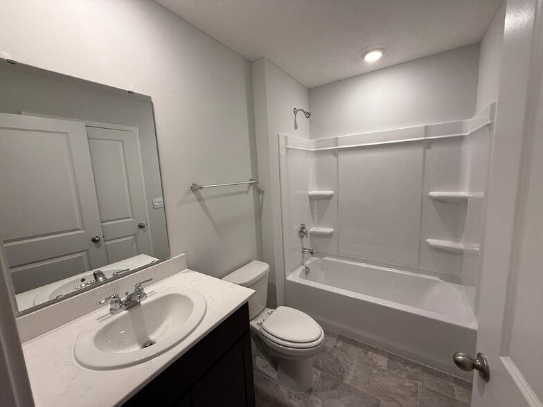 Bathroom full - Second Floor - 6361 Darby Plains St