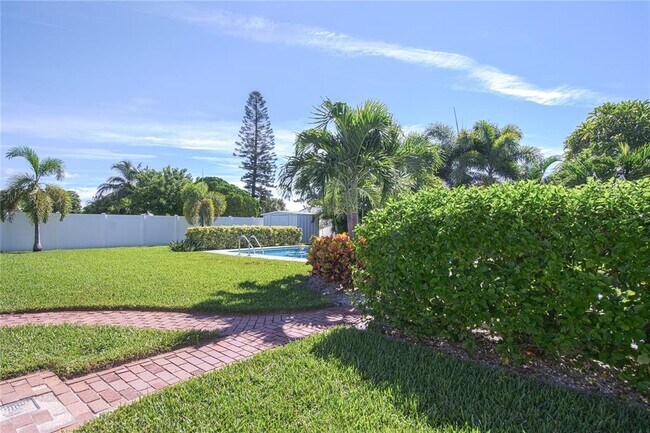 Building Photo - 3665 Belle Vista Dr E