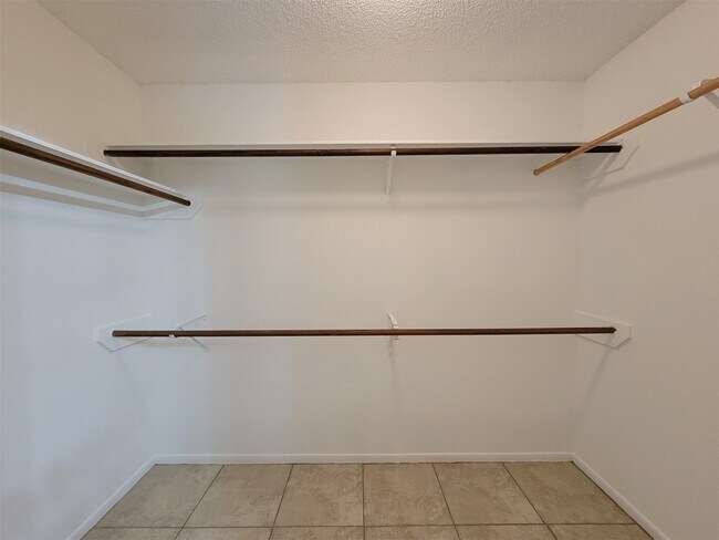 Building Photo - 17207 Meadow Heights Dr