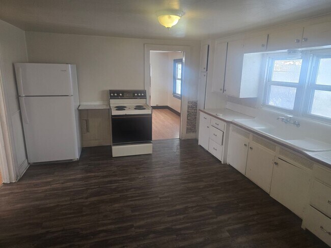 Building Photo - 921 N Maple Ave