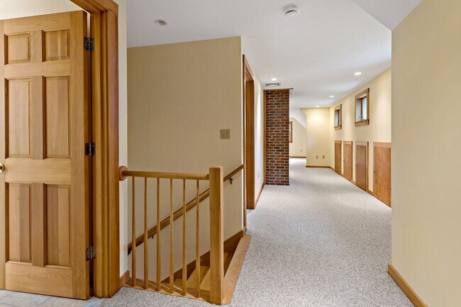 Building Photo - 1 Fern Ln
