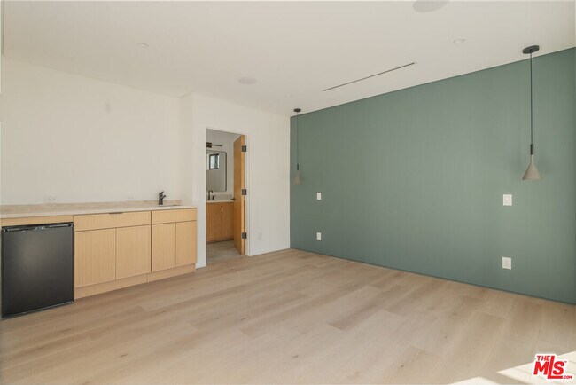 Building Photo - 1931 Sunset Plaza Dr