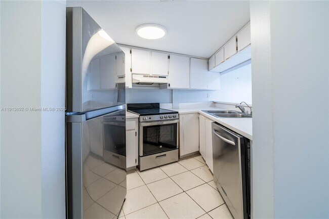 Building Photo - 2600 Collins Ave