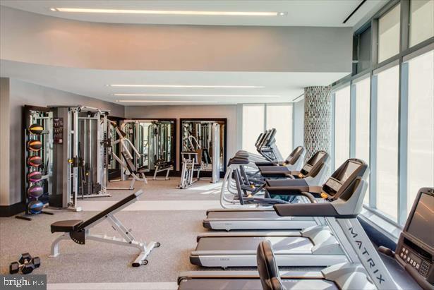 Building Photo - 8231 Crestwood Heights Dr