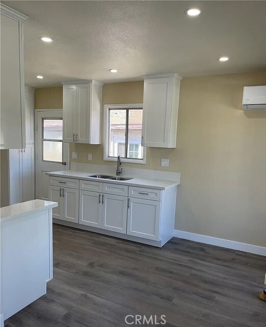 Building Photo - 810 E Realty St
