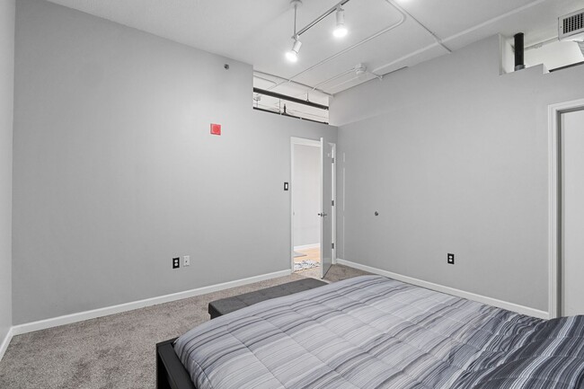 Building Photo - Downtown 1 bed Furnished Apartment for Ren...