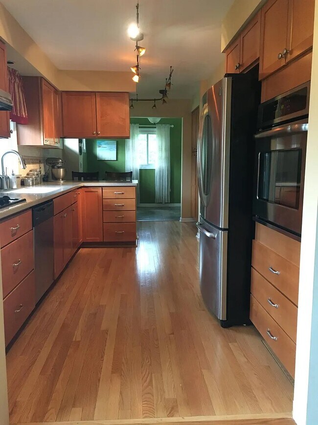 Building Photo - 858 Warner Rd