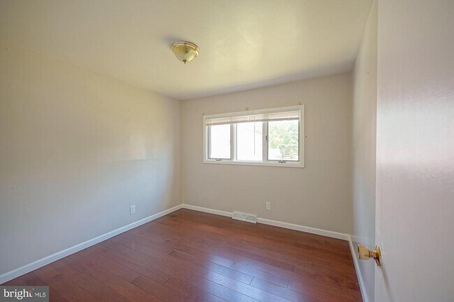 Building Photo - 701 Crestbrook Ave