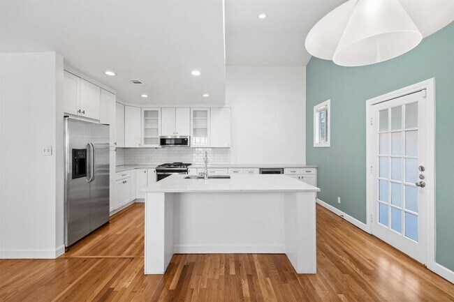 Building Photo - 1318 Bonham Terrace