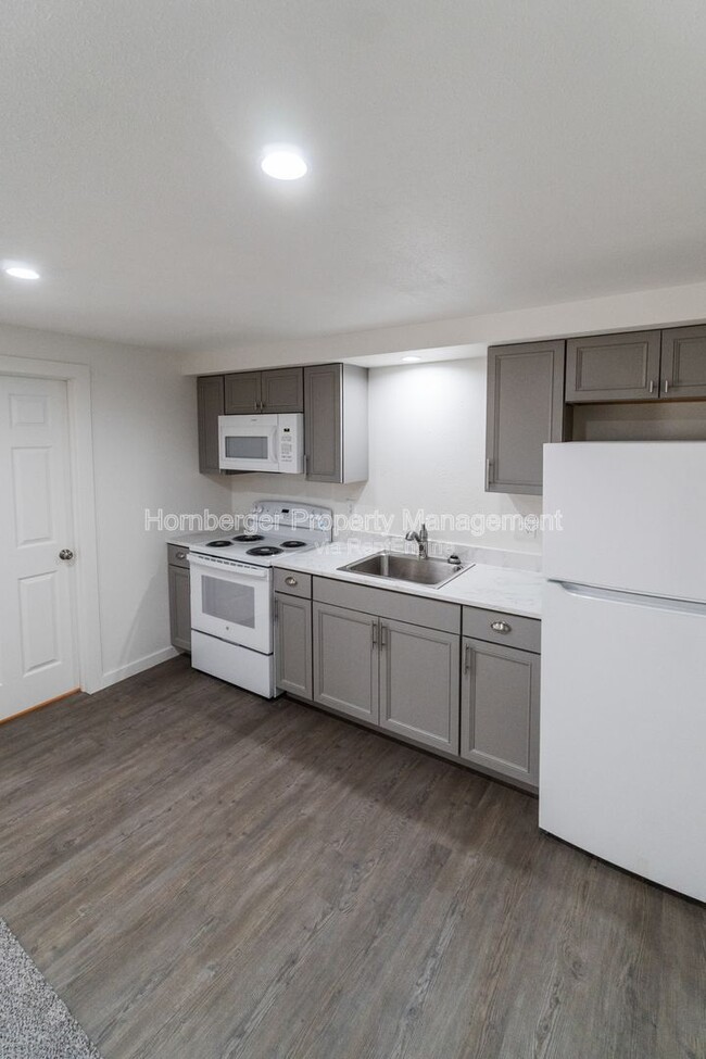 Building Photo - 911 E Bridgeport Ave