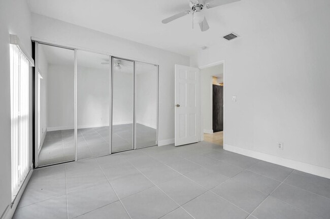 Building Photo - Beautiful Renovated 3/1