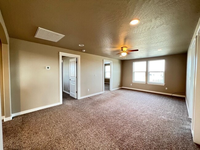 Building Photo - West Richland Home On 0.32 Acres