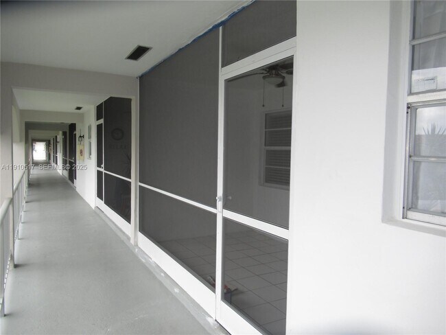 Building Photo - 581 Blue Heron Dr