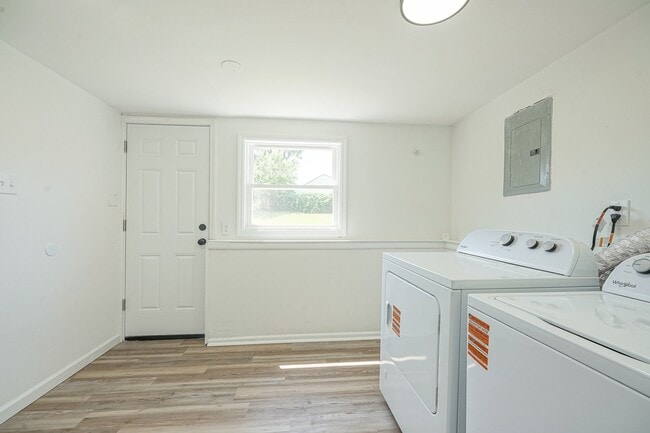 Building Photo - 411 Greenview Dr