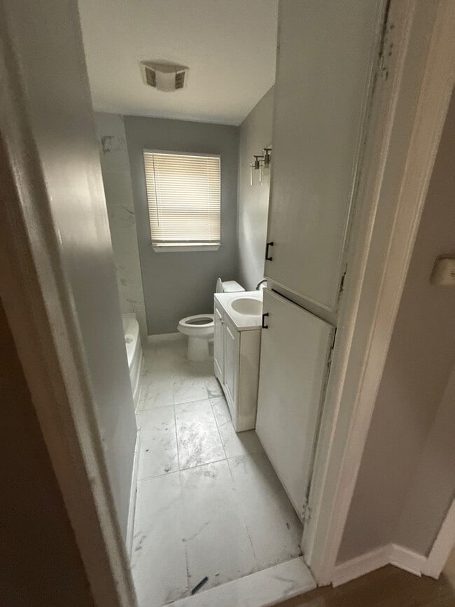 Building Photo - 3 Bedroom Home in Dearborn