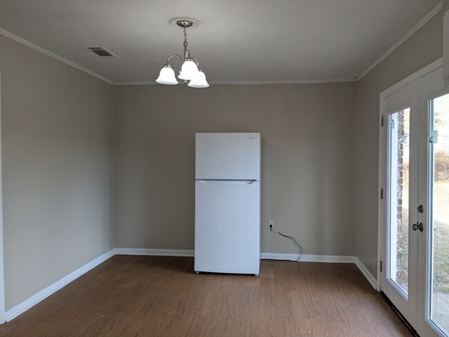 Building Photo - 904 Adams St