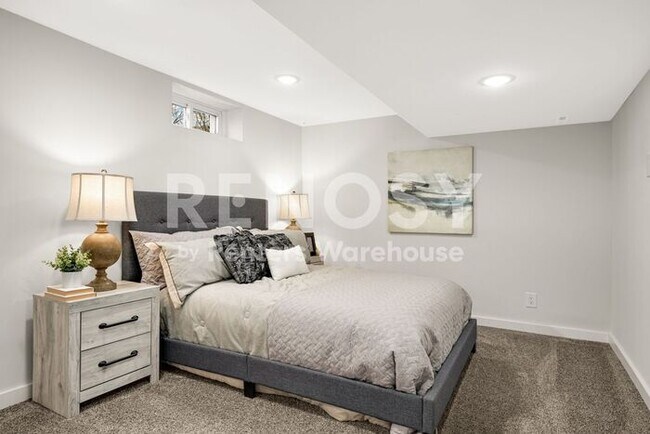 Building Photo - Available July 1st 5 Bedroom 2 Bath Single Family Home in Robbinsdale