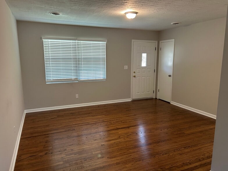 Building Photo - 2055 Fernwood Cir