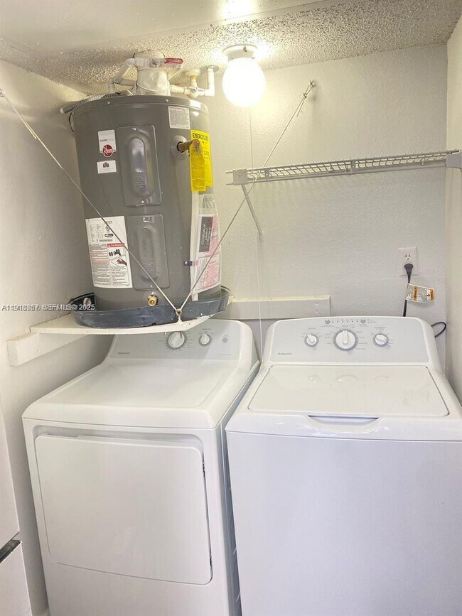 Building Photo - 1948 Lake Atriums Cir