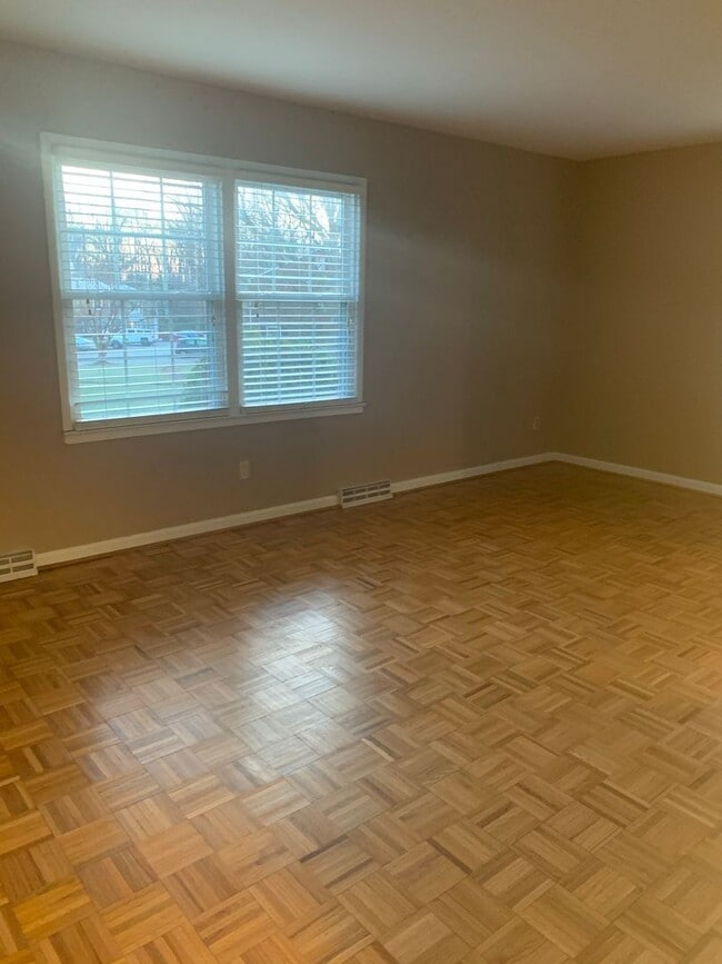 Building Photo - Upcoming Spacious End Unit in Francisco Place!