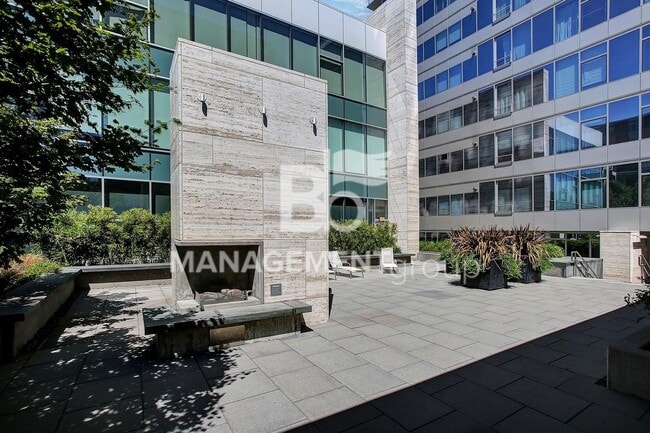 Building Photo - The Metropolitan, Pearl District's only 3b...