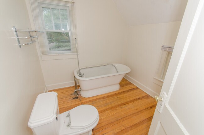 Building Photo - 3 Bedroom, 1.5 bath Home: Available July 2026!