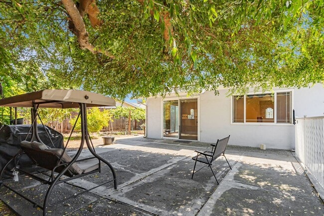 Building Photo - Spacious 4BR/2BA Home in Prime Irvington C...