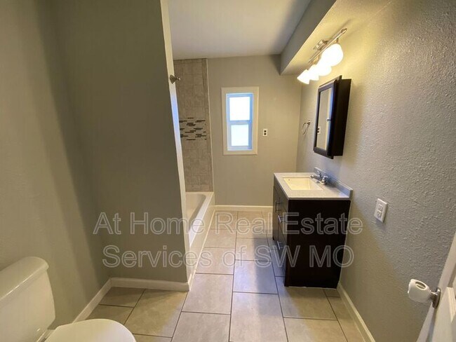 Building Photo - 1471 E Mcgee St