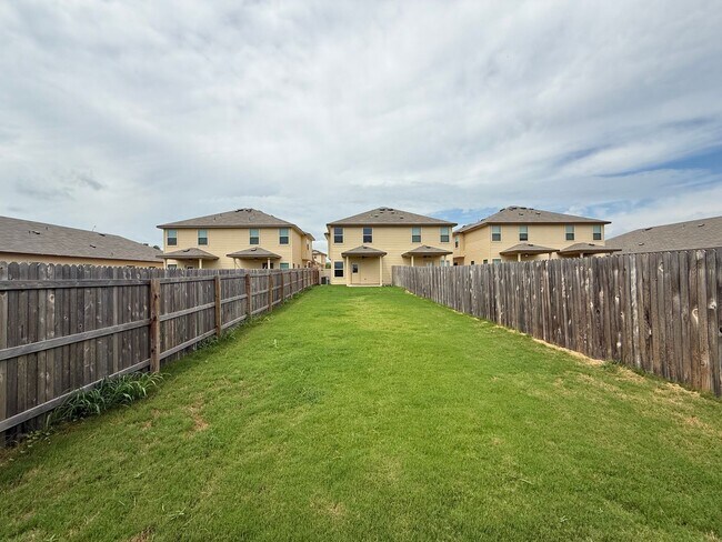 Building Photo - 3bd/2.5ba Two-Story Duplex in Prime Location
