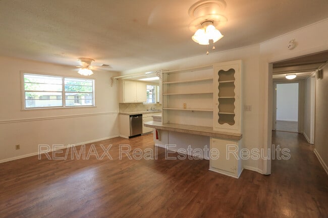 Building Photo - 1402 Lawrence Ave
