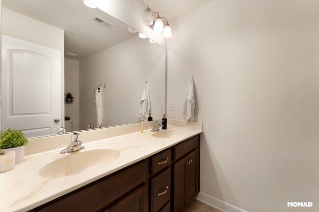 Building Photo - Charming 3BR House in Charlotte