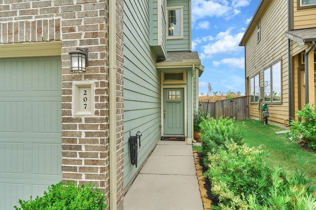 Building Photo - 207 Biltmore Loop