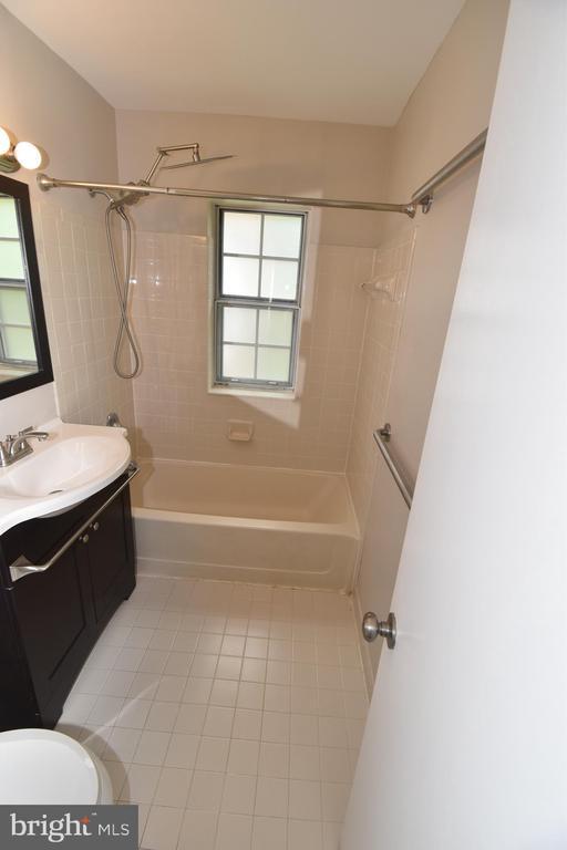 Building Photo - 1816 Queens Ln